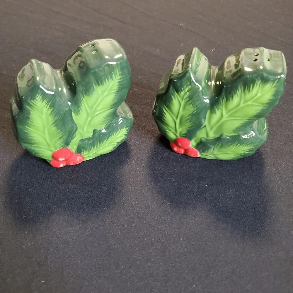 Christmas Holiday Holly Leaf Green Ceramic Salt and Pepper Shakers 3
